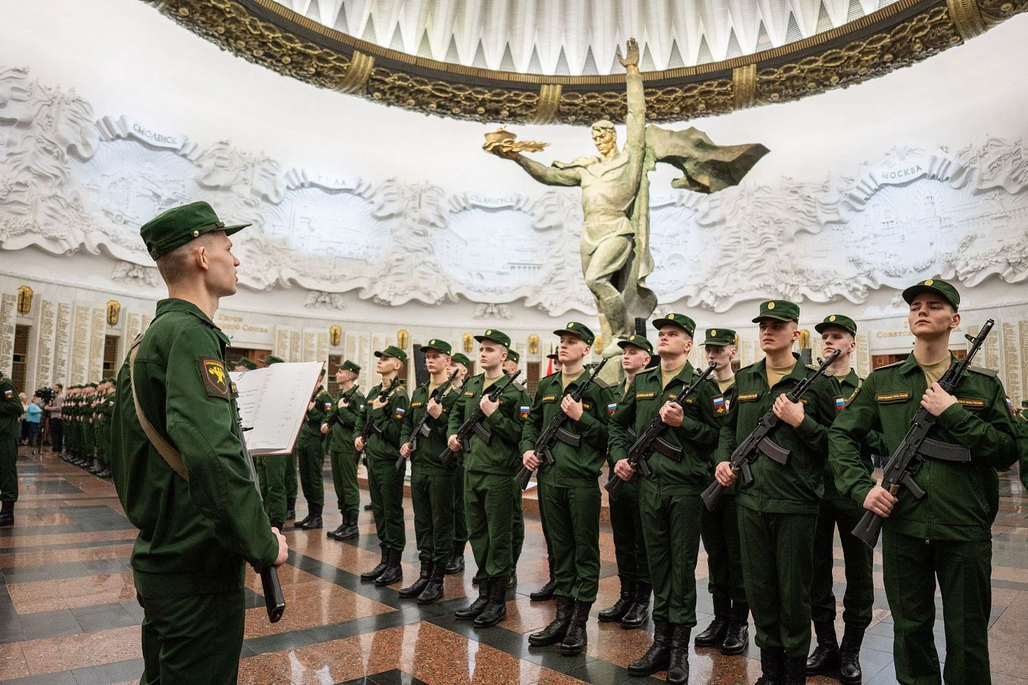 Новобранцы Преображенского полка из Курской области приняли присягу в московском Музее Победы.